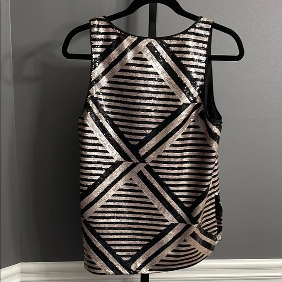 NWT, Krisa Sequin Geometric Black and Gold Top - Picture 4 of 6